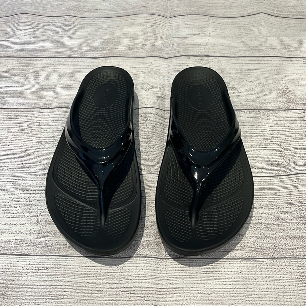 NWOT Oofos Women’s Oolala Sandal Black